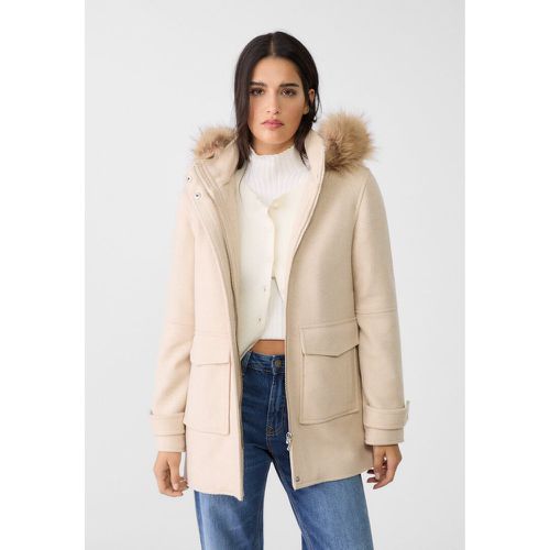 Manteau midi à capuche en fausse fourrure Écru XS - Stradivarius - Modalova