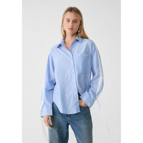 Chemise en popeline avec nœud sur le côté XS - Stradivarius - Modalova