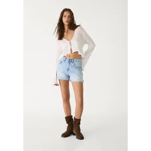 Chemise à lacets et volants Écru XS - Stradivarius - Modalova