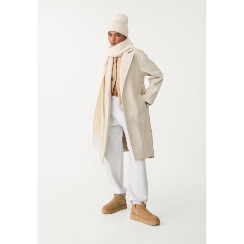 Manteau doux avec ceinture Écru XS - Stradivarius - Modalova