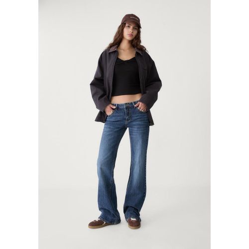 Jean flare taille basse DENIM BLEU MOYEN CLAIR DÉLAVÉ 32 - Stradivarius - Modalova