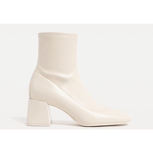 Bottines vernies à talon large ÉCRU 35 - Stradivarius - Modalova