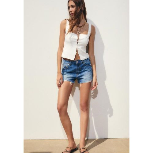 D75 Short en jean déchiré DENIM BLEU MOYEN DÉLAVÉ 32 - Stradivarius - Modalova