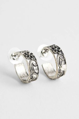 Boucles d'oreilles créoles UO à gravure florale par en taille: TAILLE UNIQUE - Urban Outfitters - Modalova