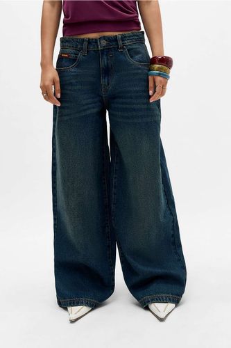 Jeans à jambes larges Exclusivité UO en taille: 28 - Bench - Modalova