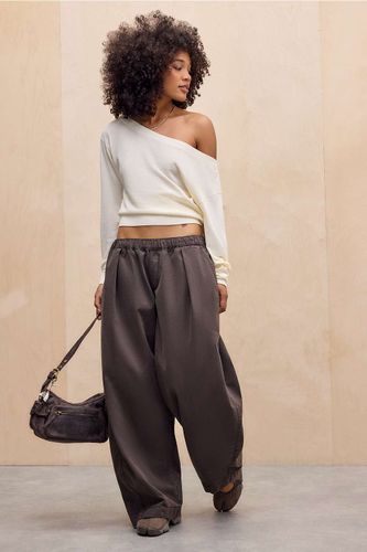 Pullover Batwing en maille épaules dénudées UO Cameryn par en taille: XL - Urban Outfitters - Modalova