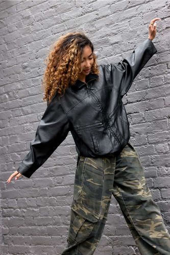 Conrad Faux Leather Bomber Jacket en taille: XS - BDG - Modalova