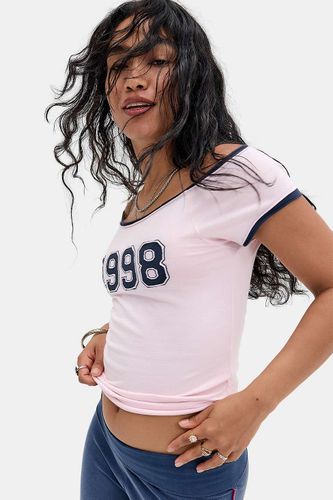 T-shirt graphique à épaules dénudées avec appliqué 1998 en taille: Small - BDG - Modalova