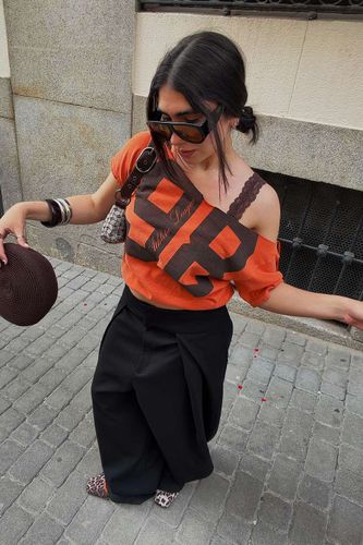 T-shirt graphique 98 à épaules dénudées en taille: Medium/Large - BDG - Modalova