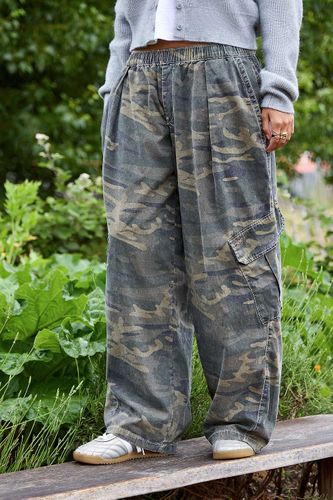 Pantalon cocon camouflage Bobbi en taille: Small - BDG - Modalova