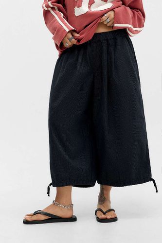 Pantalon Bobbi à rayures extrêmement court taille: Medium - BDG - Modalova