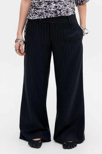 Pantalon évasé taille basse UO Charlie par en taille: Medium - Urban Outfitters - Modalova