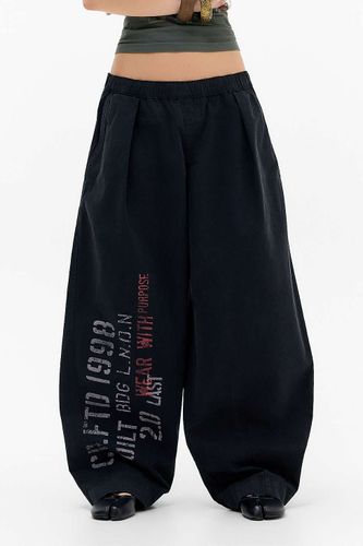 Pantalon large Bobbi Stamp en taille: Medium - BDG - Modalova