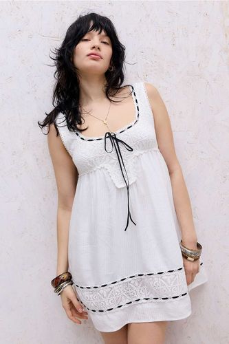 Mini robe blanche à encolure dégagée taille: 2XS - Kimchi Blue - Modalova