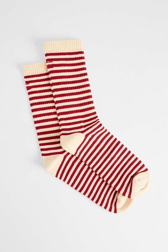 Chaussettes grunge à rayures rouges UO par en taille: TAILLE UNIQUE - Urban Outfitters - Modalova
