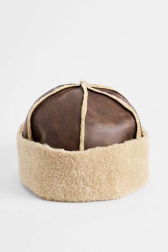 Casquette Docker UO en faux daim par en taille: TAILLE UNIQUE - Urban Outfitters - Modalova