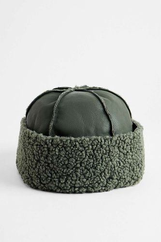 Casquette Docker UO en faux daim par en taille: TAILLE UNIQUE - Urban Outfitters - Modalova