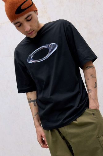 UO Exclusif T-shirt graphique avec logo ellipse en métal liquide noir en taille: Medium - Oakley - Modalova