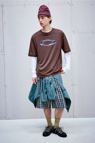 T-shirt graphique exclusif UO à ellipse liquide, couleur cacao taille: Small - Oakley - Modalova