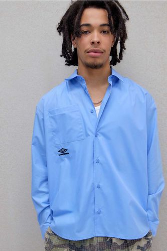 Chemise brodée bleue UO Exclusive en taille: Medium - Umbro - Modalova