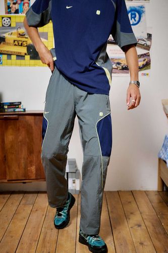 Pantalon de survêtement tissé Shox gris fer en taille: Small - Nike - Modalova