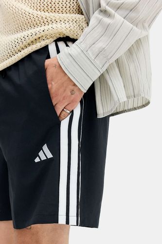 Short Chelsea Essentials 3-Stripes en taille: Small - adidas - Modalova