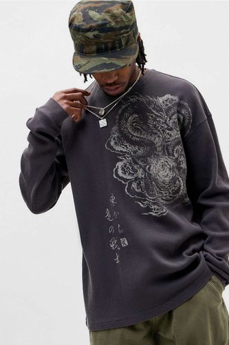T-shirt graphique gaufré à manches longues UO Dragon par taille: Large - Urban Outfitters - Modalova
