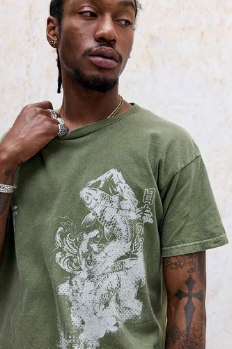 T-shirt graphique UO Koi vert par en taille: Small - Urban Outfitters - Modalova