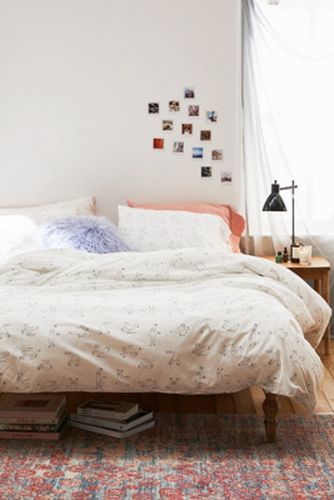 Housse de couette motif paresseux faisant du yoga avec sac à cordon de serrage réutilisable - Urban Outfitters - Modalova