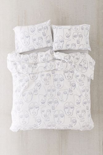 Ensemble housse de couette et taies d'oreillers imprimé visages avec sac en tissu réutilisable - Urban Outfitters - Modalova