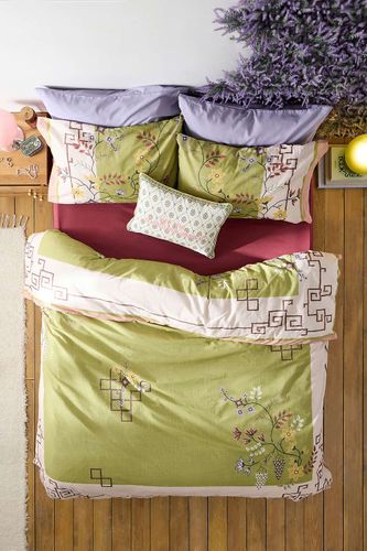 Ensemble de housse de couette en tapisserie ornée par en Vert taille: SIMPLE - Urban Outfitters - Modalova