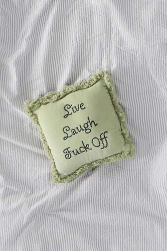 Live Laugh F*ck Off Cushion en taille: TAILLE UNIQUE - Urban Outfitters - Modalova