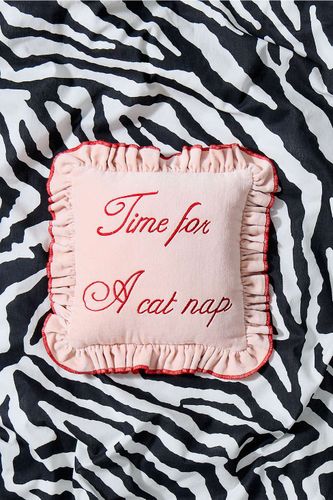 Coussin Time For A Cap Nap par en taille: TAILLE UNIQUE - Urban Outfitters - Modalova