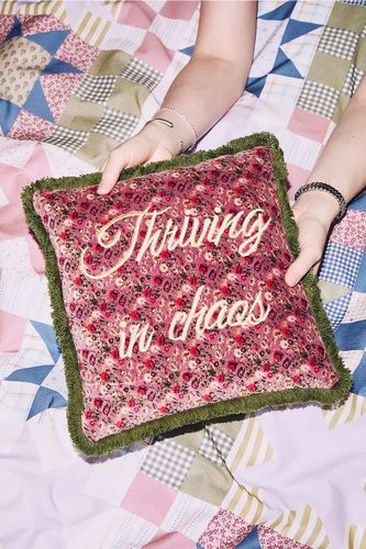 Coussin Thriving In Chaos par en Purple taille: TAILLE UNIQUE - Urban Outfitters - Modalova