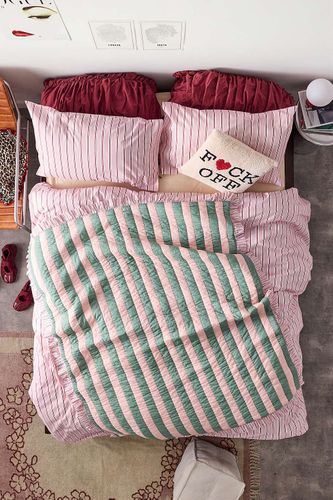Jeté matelassé à rayures roses et vertes par en Pink taille: TAILLE UNIQUE - Urban Outfitters - Modalova