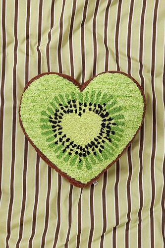 Coussin Caur Kiwi par en Green taille: TAILLE UNIQUE - Urban Outfitters - Modalova