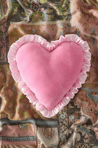 Mini Coussin en Velours Caur Rose par en Pink taille: TAILLE UNIQUE - Urban Outfitters - Modalova