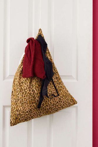 Sac à linge léopard par en taille: TAILLE UNIQUE - Urban Outfitters - Modalova