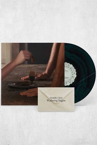Charli XCX - Wuthering Heights LP en taille: TAILLE UNIQUE - Urban Outfitters - Modalova