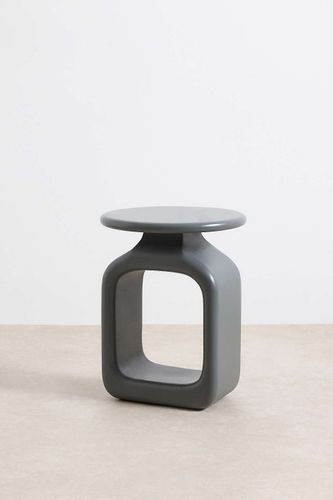 Table d'appoint arquée par en Gray taille: TAILLE UNIQUE - Urban Outfitters - Modalova