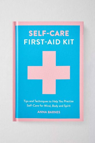 Trousse de premiers soins pour prendre soin de soi: Conseils et techniques pour vous aider à pratiquer l'autosoins par Anna Barnes en Assorted taille - Urban Outfitters - Modalova