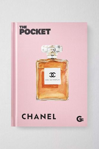 Le Pocket Chanel par Gemini Books en Assorted taille: TAILLE UNIQUE - Urban Outfitters - Modalova