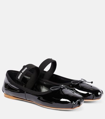 Ballerines en cuir verni  logo - Miu Miu - Modalova