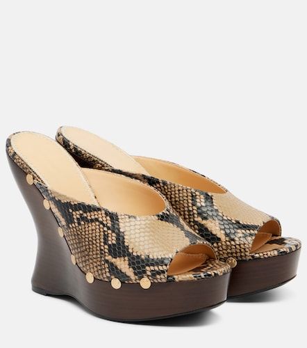 Mules compensées en cuir embossé - Magda Butrym - Modalova