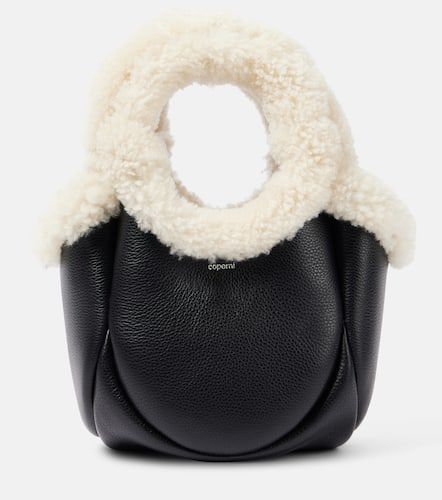 Sac seau Swipe Mini en cuir et shearling - Coperni - Modalova