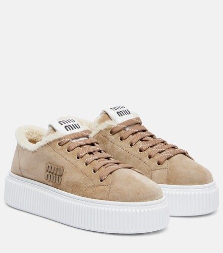 Baskets à plateforme en daim et shearling - Miu Miu - Modalova