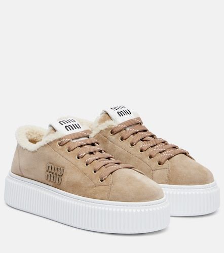 Baskets à plateforme en daim et shearling - Miu Miu - Modalova