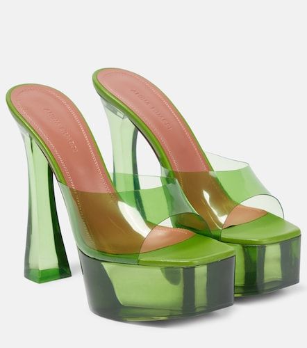 Mules à plateau Dalida Glass en PVC - Amina Muaddi - Modalova