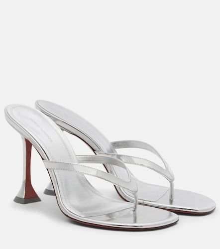 Tongs Juliette en cuir à effet miroir - Amina Muaddi - Modalova