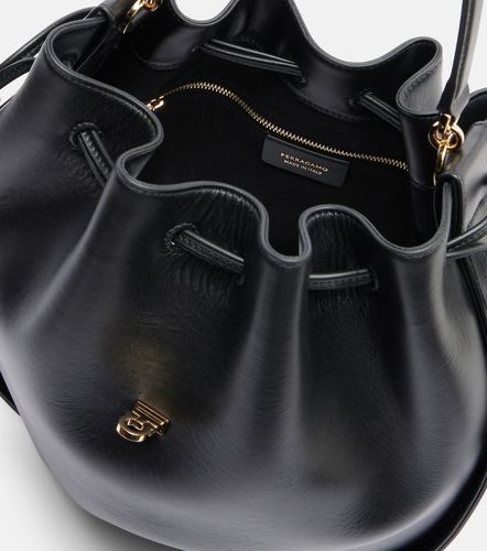 Ferragamo Sac seau Hug en cuir - Ferragamo - Modalova